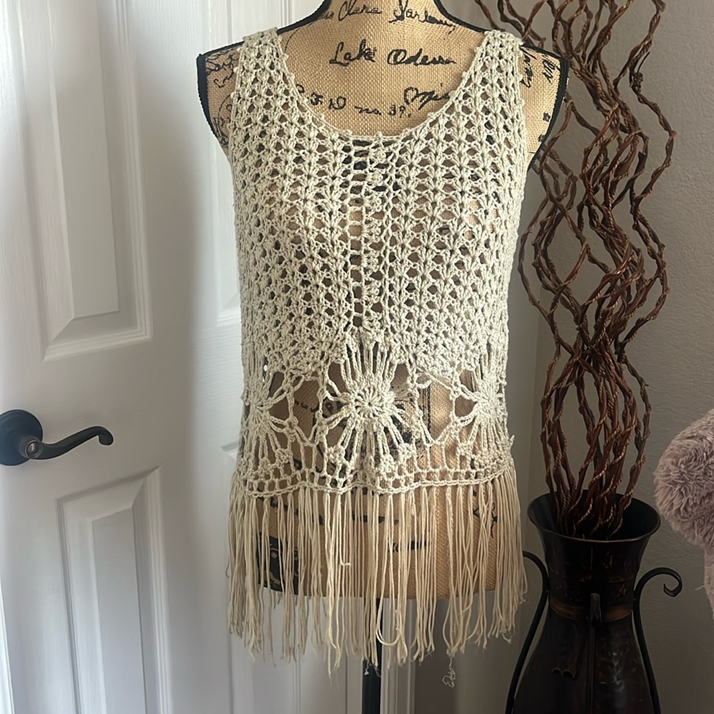 Miss Kelly
Sunburst top knitted 
Cream color 
Size M
Gently used
#324A